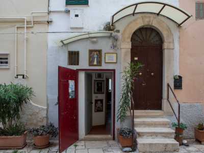 Qui ci troviamo davanti a una porticina rossa...
